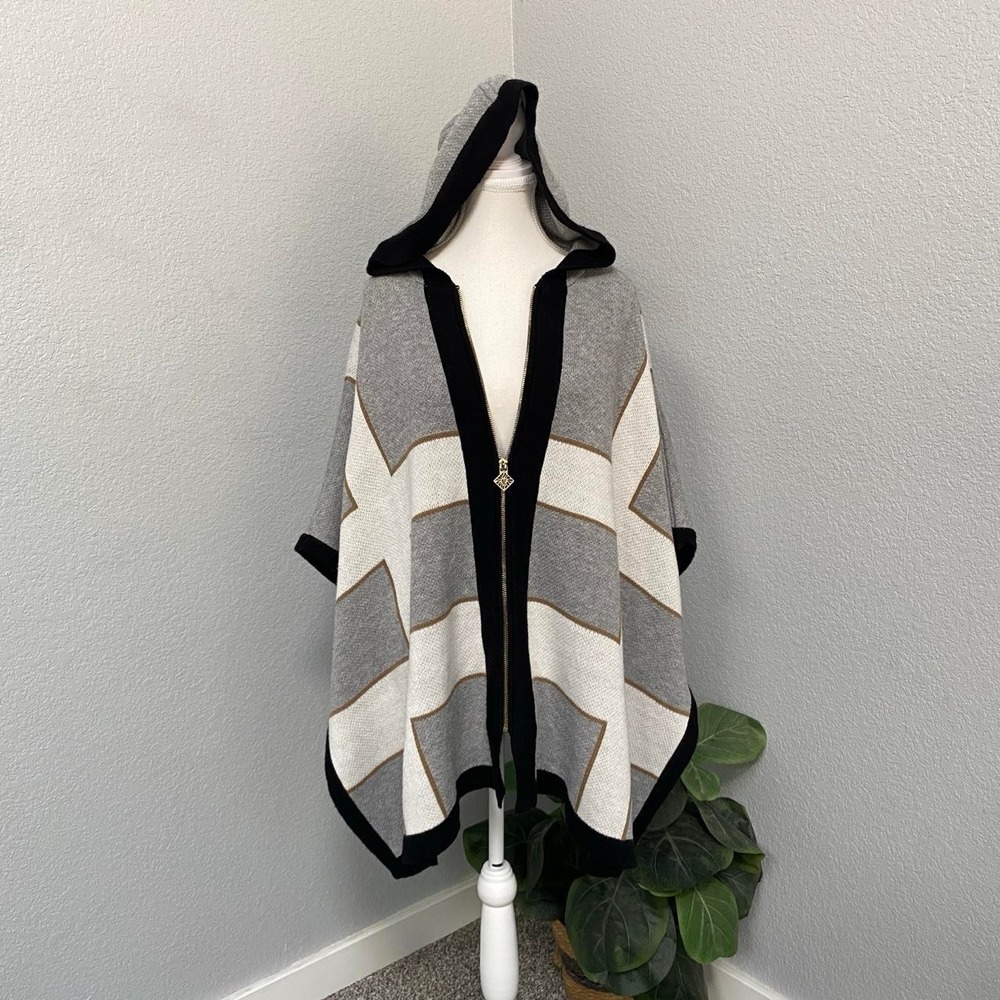 ANNE KLEIN GEOMETRIC GRAY WHITE BLACK HOODED PONCHO ZIP UP SWEATER